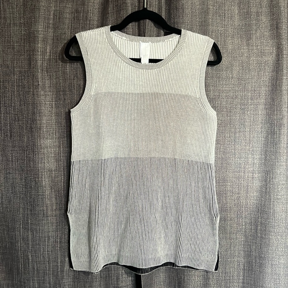 Wynne layers gray ribbed sweater tank top size medium side slits crew neck